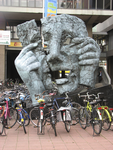 905124 Afbeelding van het een bronzen beeldhouwwerk van een Grieks theatermasker, op het Jaarbeursplein te Utrecht.